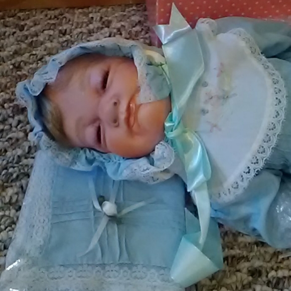 New in box Paradise Galleries Doll - Picture 4 of 8